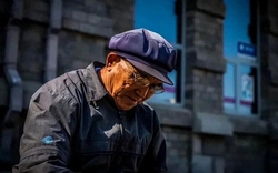 Mẹ qua đời để lại toàn bộ tài sản cho chị gái và anh rể, người đàn ông 70 tuổi đâm đơn kiện, đòi bồi thường 64 tỷ đồng