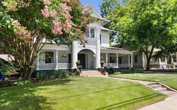 Bên trong biệt thự rộng gần 8.000 m2 của hoa hậu giàu nhất Việt Nam có gì?