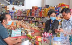 Chiết sản phẩm từ can lớn sang chai nhỏ rồi dán nhãn hiệu riêng để bán, hộ kinh doanh tính thuế thế nào: Cơ quan Thuế trả lời