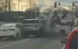 Đạp nhầm chân ga, nữ tài xế tông trúng 3 ô tô đang dừng đèn đỏ