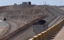 Phát hiện 91 xe tải Trung Quốc âm thầm chở 100 tấn hàng, di chuyển sát nhau, hoạt động xuyên đêm không cần ánh sáng ở mỏ lộ thiên với hơn 3 tỷ tấn kho báu