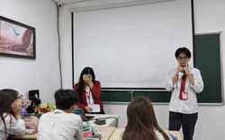 Phát hiện dòng chữ viết bậy trên áo đồng phục, cậu bé 9 tuổi nói một câu khiến bạn học cúi đầu xin lỗi