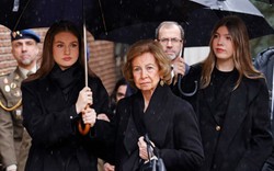 Hai nàng công chúa Tây Ban Nha gây xúc động khi làm "điểm tựa" cho bà nội