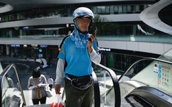 Phát hiện tiếng động lạ trong kho hàng 1 công ty, thanh niên mặc đồ shipper hành động nhanh chưa từng thấy