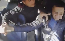Clip hành khách đâm tài xế taxi khi đang lái xe: Công an truy tìm "Tý hai lầu"