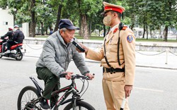 Nghĩ CSGT nghỉ Tết, người đàn ông uống rượu vẫn đạp xe và bị phạt