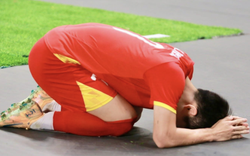 Đình Bắc cúi đầu xin lỗi khi U23 Việt Nam thua 0-3 Trung Quốc