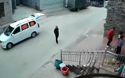 Xem xong cảnh này, ai còn dám chủ quan khi để trẻ con chơi trước cửa nhà?