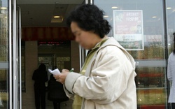 Gửi tiết kiệm 94 tỷ để dưỡng già, lúc cần tiền chữa bệnh thì tài khoản chỉ còn hơn 10 triệu: Cú sốc của người phụ nữ tuổi ngoài 60