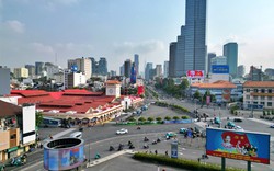 Các biểu tượng ở trung tâm TP.HCM 'khoác áo mới' đón Tết