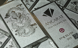 Bạc lập đỉnh mới, người dân rút tiết kiệm, xếp hàng đến 9 giờ tối chờ mua