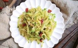 Củ cải đem thái sợi rồi xào cùng nguyên liệu này vừa ngon miệng, lại giàu canxi tốt cho xương từ già đến trẻ