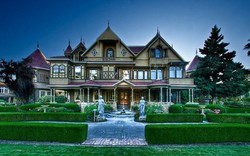 Những bí mật kinh hoàng về "ngôi nhà kỳ lạ nhất từng được xây dựng" có hơn 200 phòng, 10.000 cửa sổ và 2.000 cửa ra vào