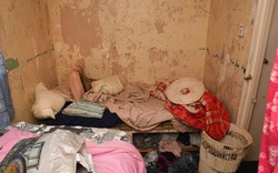 Người phụ nữ bị nhốt như nô lệ 25 năm trong căn phòng bẩn thỉu, manh mối giải cứu chính là mẩu giấy