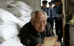 Cụ ông sống một mình mua 900 gói muối trong 3 tháng, cảnh sát phá cửa xông vào thì gặp cảnh sững người