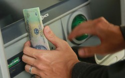 Tiền mặt người dân rút từ ATM ngân hàng giảm kỷ lục
