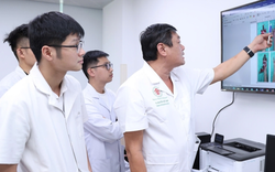 Pháo nổ 'xé' nát bàn tay thiếu niên 15 tuổi