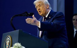 Nhà Trắng lý giải về vết bầm tím lạ trên tay Tổng thống Donald Trump tại Davos