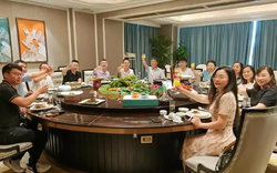 Đi họp lớp sau 10 năm, hễ định gắp đồ ăn thì bị xoay mâm: Tôi rời nhóm chat khi vô tình nhìn vào điện thoại bạn cũ