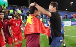 Cái xoa đầu ấm áp của HLV Kim Sang-sik dành cho Quốc Việt