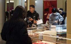 Chuyện đi mua vàng ngày "bão giá": Bài học đắt giá cho người dân