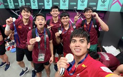 U23 Việt Nam kiêu hãnh khoe tấm huy chương đồng "đổi bằng mồ hôi và nước mắt"