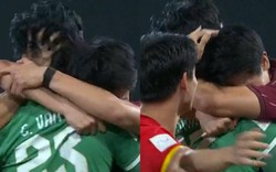 Thấy Đình Bắc chạy tới ôm và dụi đầu vào vai thủ môn Cao Văn Bình, tôi lại rơi nước mắt theo