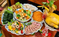 Vì sao mâm cỗ Tết không thể thiếu gà luộc nguyên con?