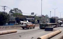 Thùng sắt rơi đè bẹp xe đầu kéo trên quốc lộ ở Đồng Nai