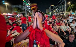 1 khoảnh khắc của U23 Việt Nam khiến khách Tây đứng tim giữa phố đi bộ