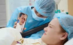 Nhã Phương sinh con lần 3, Trường Giang khóc nấc nhìn vợ qua điện thoại