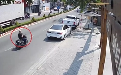 Clip: Người đàn ông chạy xe máy đập gương chiếu hậu ô tô trên phố