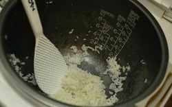 Vợ đột nhiên khen nồi cơm nấu nhanh, tôi kiểm tra thì phát hiện sự thật lạnh người: "Em ơi, đừng…"
