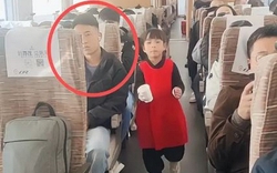 Bức ảnh đang gây tranh cãi: Đứa trẻ tự tin, dũng cảm hay cha mẹ thiếu tế nhị, không nhắc nhở con ở nơi công cộng?