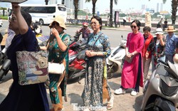 Khách Tây 'may nóng' áo dài, đu trend chụp ảnh Tết Việt