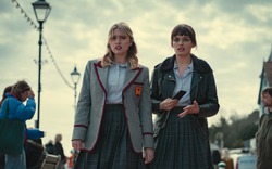 Xem phim Sex Education, tôi khóc nấc khi phát hiện ra tờ "di chúc" do cô con gái 17 tuổi của mình viết