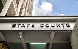 Quấy rối tình dục một phụ nữ 20 tuổi trên bàn mổ, cựu bác sĩ 72 tuổi được toà ân xá