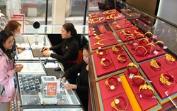 Ở Sài Gòn, người ta đeo vàng kiểu này!