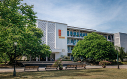 Ở Việt Nam, có một đại học "đi bộ 5 năm chưa hết ngóc ngách của trường", sinh viên được cộng điểm nếu... đi xe bus