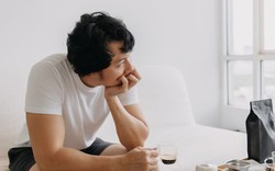 Sau tuổi 40, vì sao nhiều nam giới bỗng nhiên hay mệt mỏi, dễ cáu gắt? Biết lý do nhiều anh còn cảm thấy ngại