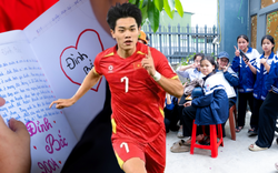 Ngay lúc này tại nhà Đình Bắc: Người hâm mộ vượt 30km đội nắng chờ đợi hàng giờ, quyết không về khi chưa gặp thần tượng