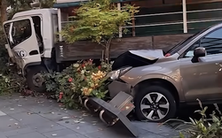 Ô tô mất lái lao vào nhóm người đi bộ trước trung tâm thương mại, 13 người nhập viện