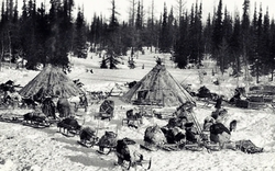 Năm 1930, toàn bộ dân của một ngôi làng đã mất tích bí ẩn, để lại quần áo và thức ăn đang nấu dở