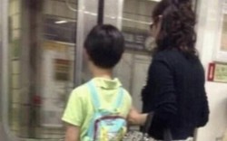 Chi tiết bất thường trong bức ảnh hai mẹ con khiến ngàn phụ huynh xuýt xoa: Dạy con sao hay thế!