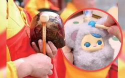 Sau cơn sốt Labubu, giới trẻ Trung Quốc rộ mốt búp bê 'gõ mõ' giải nghiệp