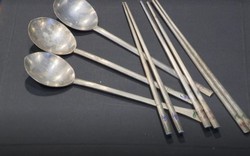 Cảnh tượng chưa từng có: Giá bạc lập đỉnh, người dân xếp hàng bán thìa dĩa cũ kiếm lời