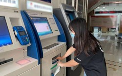Phát hiện hơn 38 triệu đồng tiền mặt nằm chơ vơ ở khay tiền của cây ATM: Công an kiểm tra camera an ninh nhận ra điều kỳ lạ
