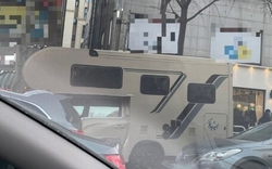 Bức ảnh chụp giữa đường phố Hàn Quốc khiến nhiều người thốt lên: "Thương cho những đứa trẻ!"