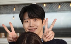 Chiếc má lúm viral khắp cõi mạng của Kim Seon Ho không phải tự nhiên mà có