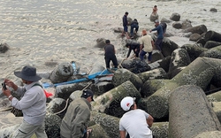 Tàu chìm khi vào cửa cảng, ngư dân 16 tuổi mất tích